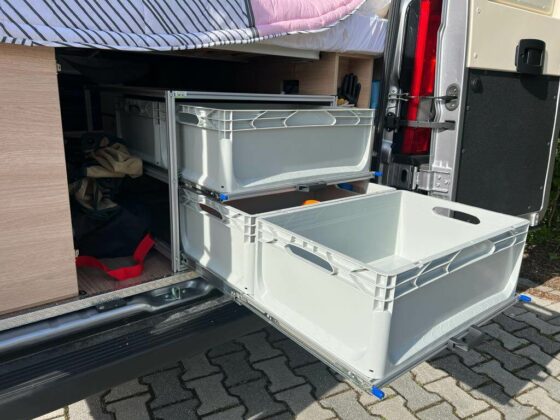 Garage-Giotti-Van-in-ordine-con-scaffali-estraibili