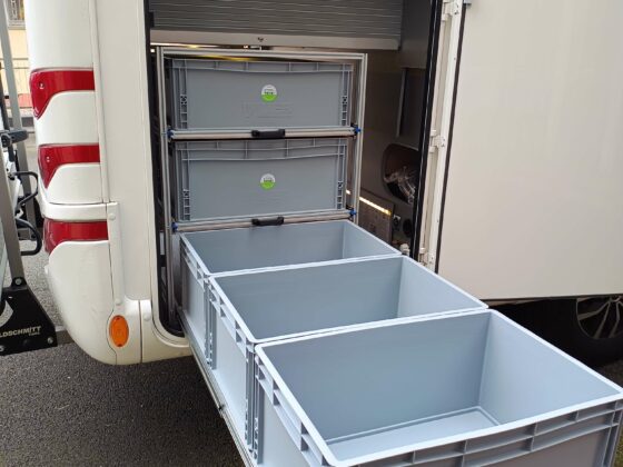 Contenitori-estraibili-per-tenere-in-ordine-garage-camper